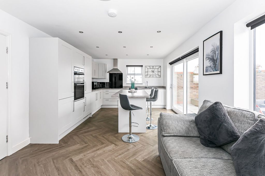 Property photo 3 of 28