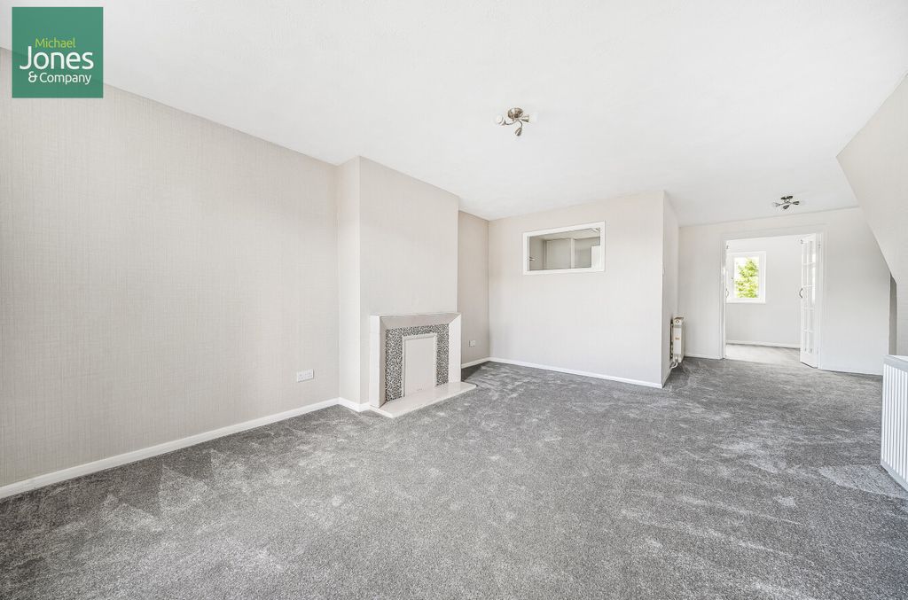 Property photo 2 of 11 Lounge