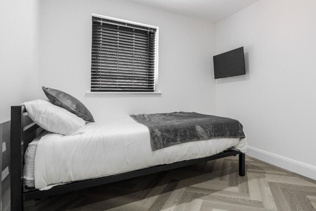 Property photo 3 of 11 A Bright And Tidy Single Bedroom Featuring A Comfo...