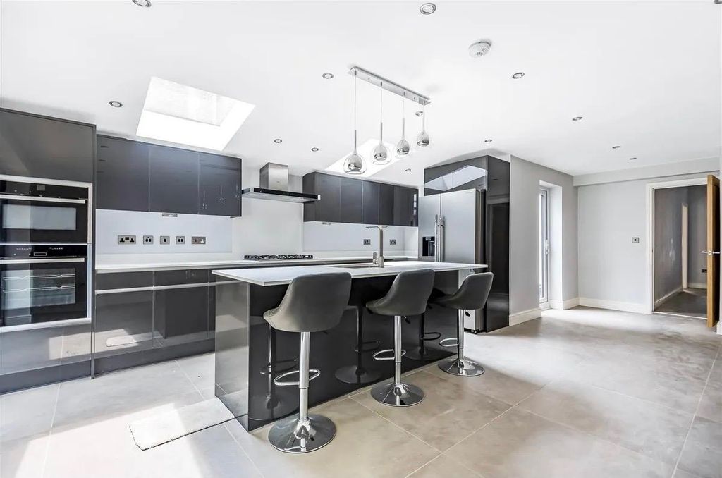 Property photo 3 of 6 Kitchen