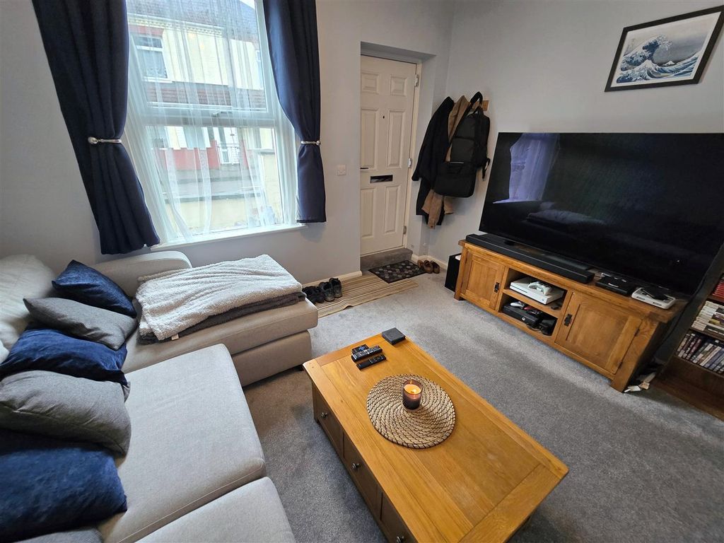 Property photo 3 of 13 Lounge