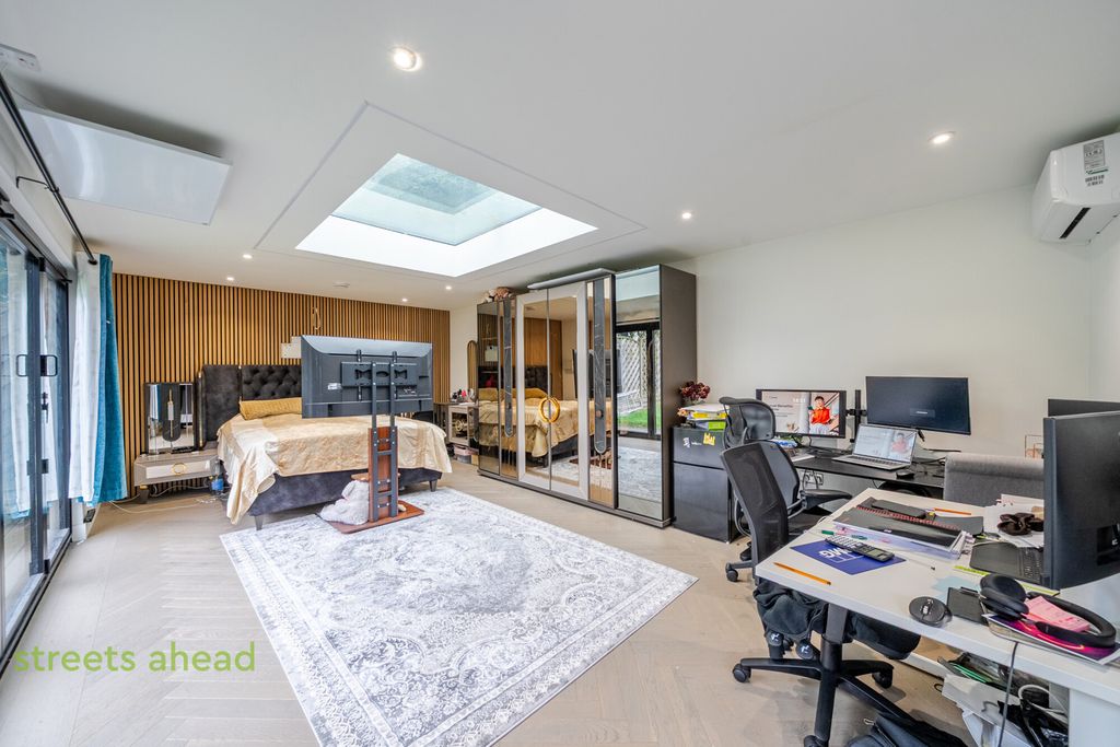 Property photo 3 of 18 0382Dd21-A50E-4dc...