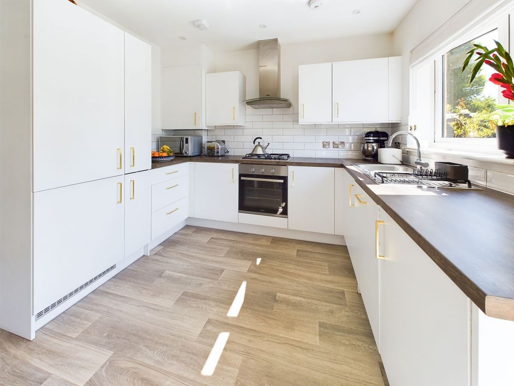 Property photo 3 of 18 Kitchen