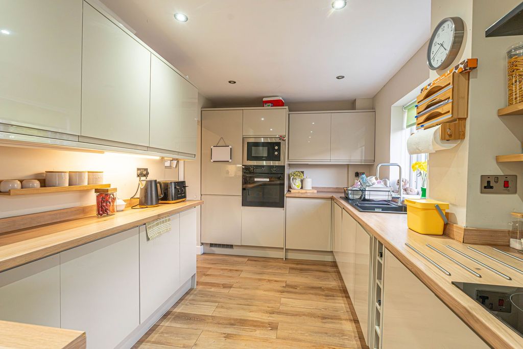 Property photo 2 of 37