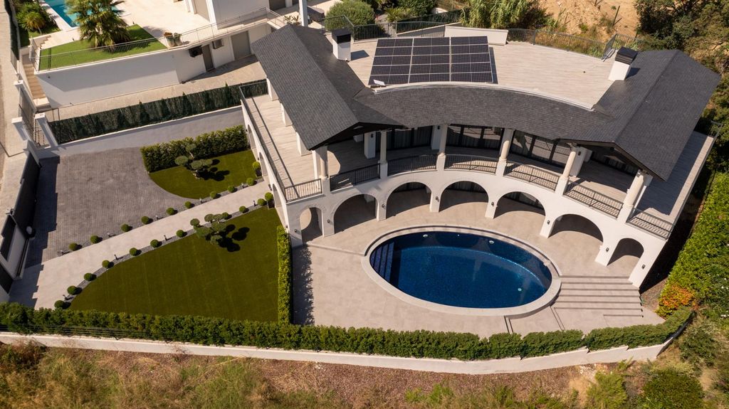 Property photo 2 of 38