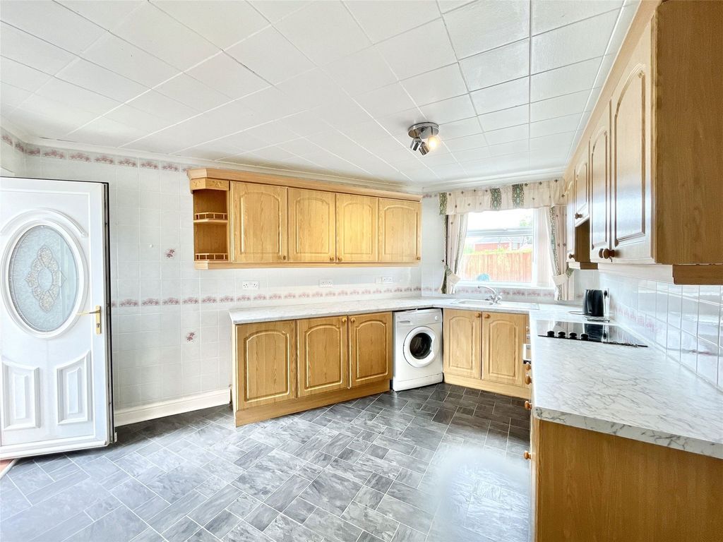 Property photo 3 of 12 Kitchen
