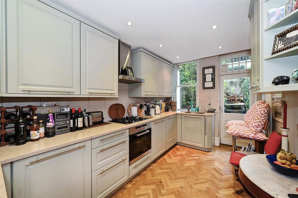 Property photo 3 of 10 10-17-Emabankment-Gardens (7).Jpg