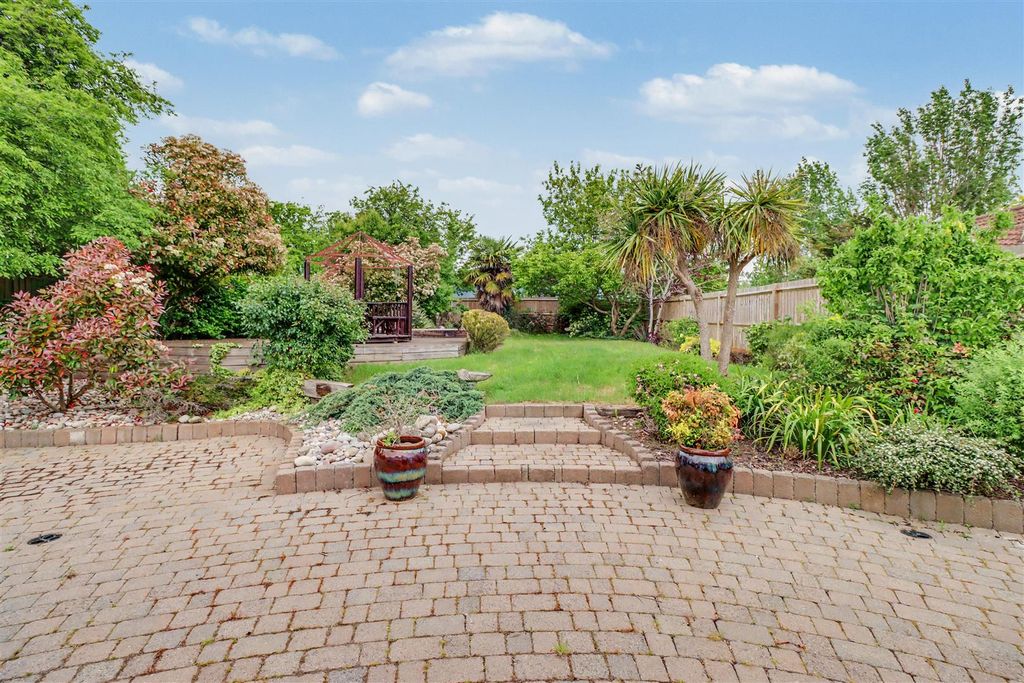 Property photo 2 of 27 Glen Innes Outside-6.Jpg