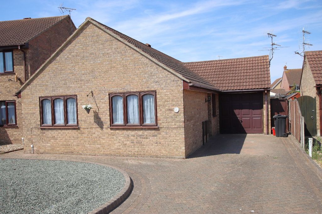 Property photo 1 of 17 Hampstead Avenue, Clacton On Sea.