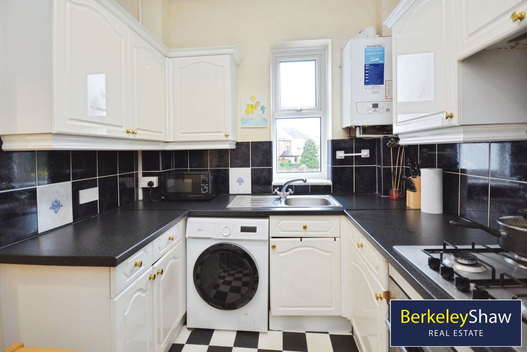 Property photo 3 of 12 Kitchen