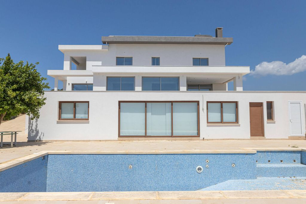Property photo 1 of 33