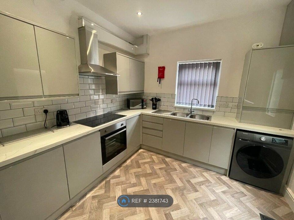 Property photo 3 of 8 Kitchen