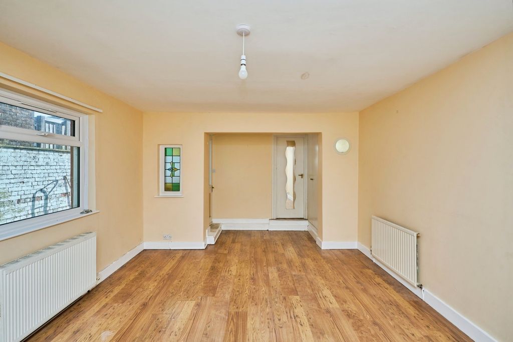 Property photo 2 of 15 Picture No. 23