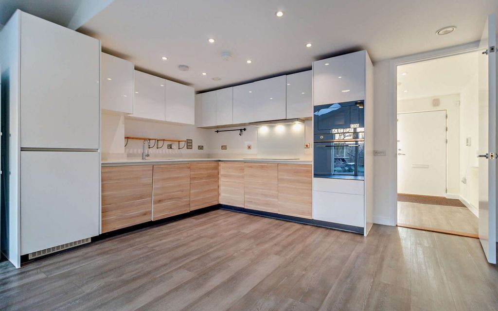 Property photo 3 of 18 Kitchen