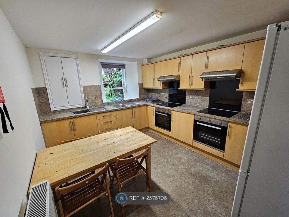 Property photo 3 of 6 Kitchen