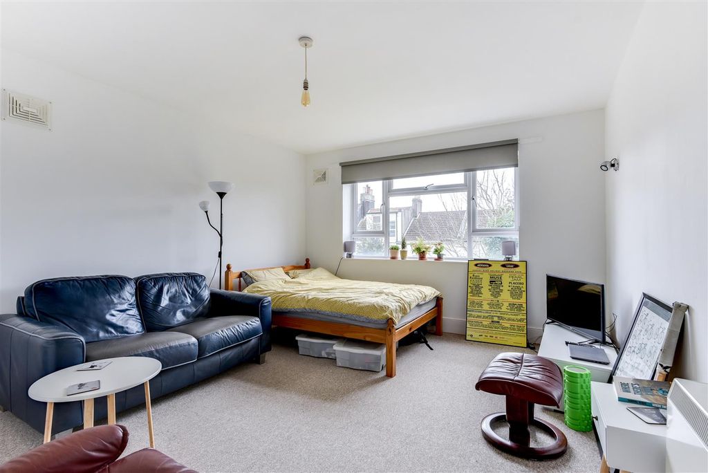 Property photo 2 of 5 Studio
