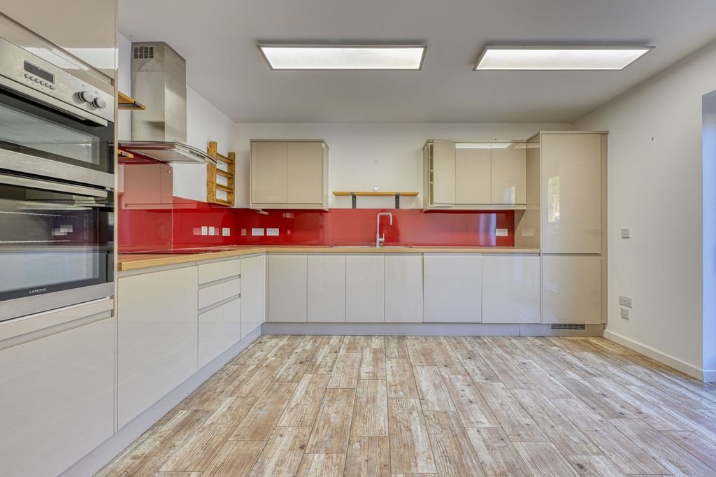 Property photo 3 of 44