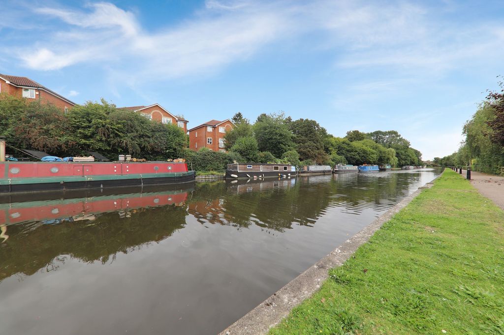 Property photo 2 of 10 Canal 2