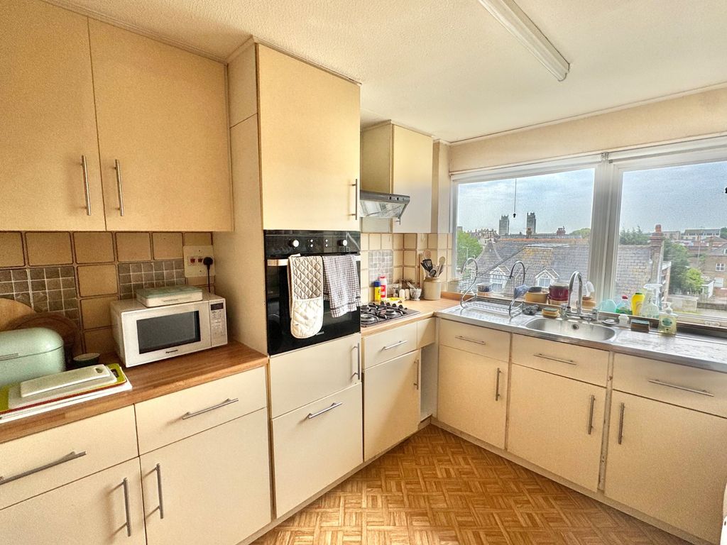 Property photo 3 of 11 Kitchen