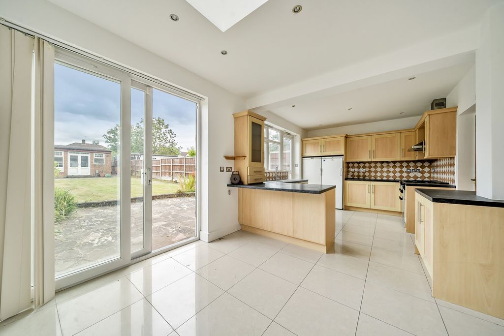 Property photo 3 of 19 1326411-16-687Fb7...