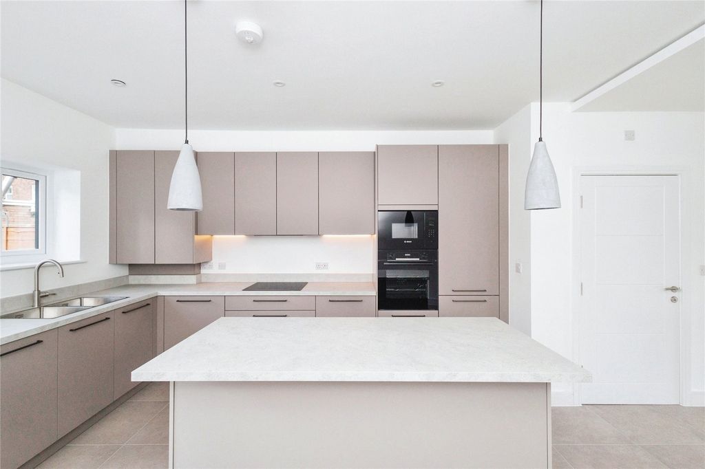 Property photo 2 of 9 Kitchen