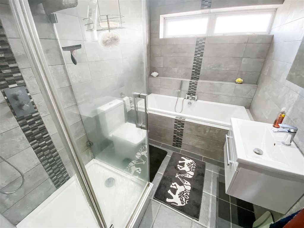 Property photo 2 of 12 Family Bathroom/WC