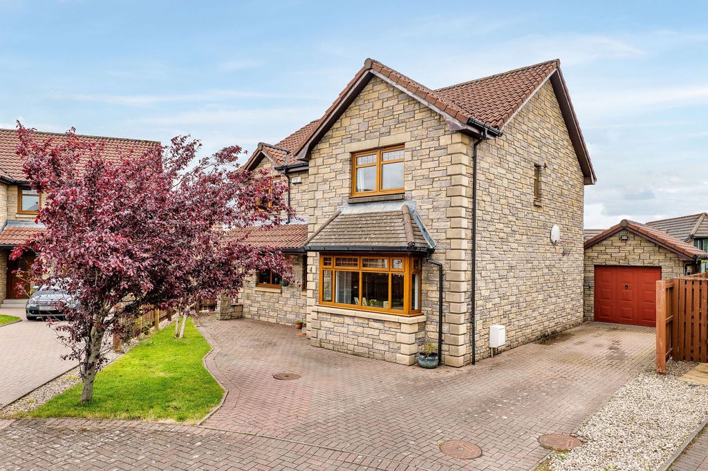 Property photo 1 of 40 Drive/Garage