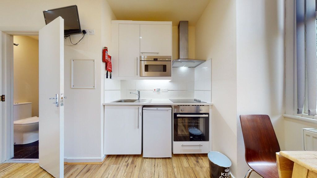 Property photo 2 of 7 Kitchen