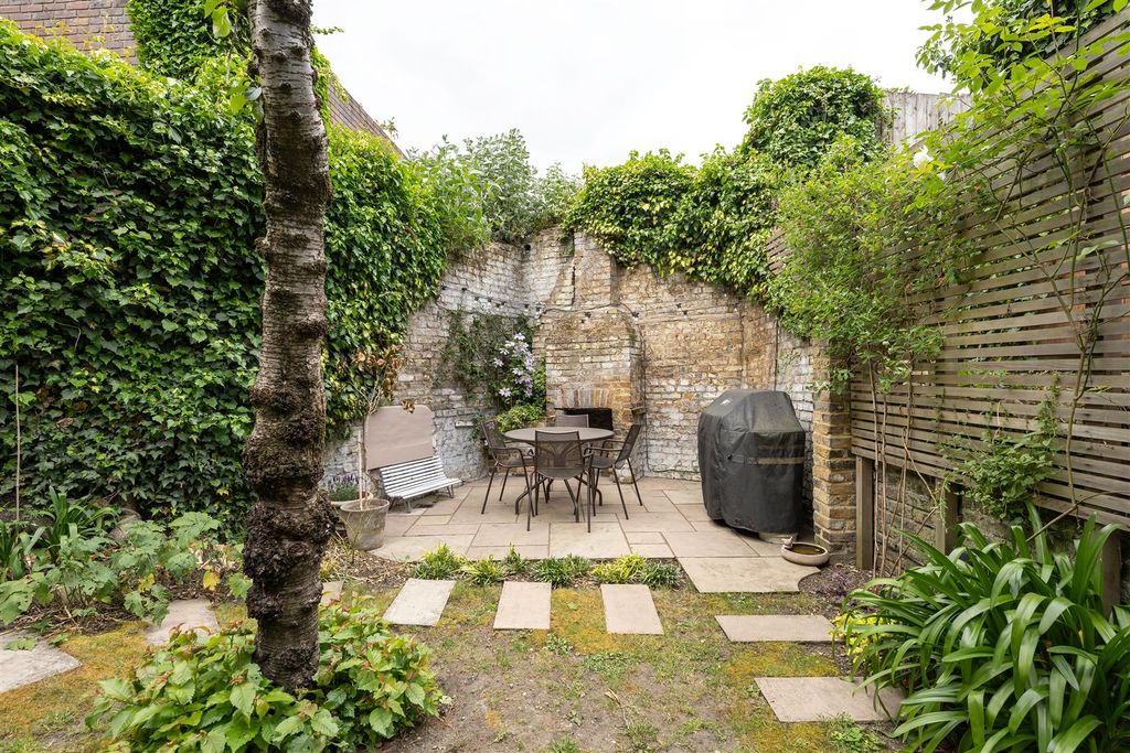 Property photo 2 of 43 Downs Road, E5
