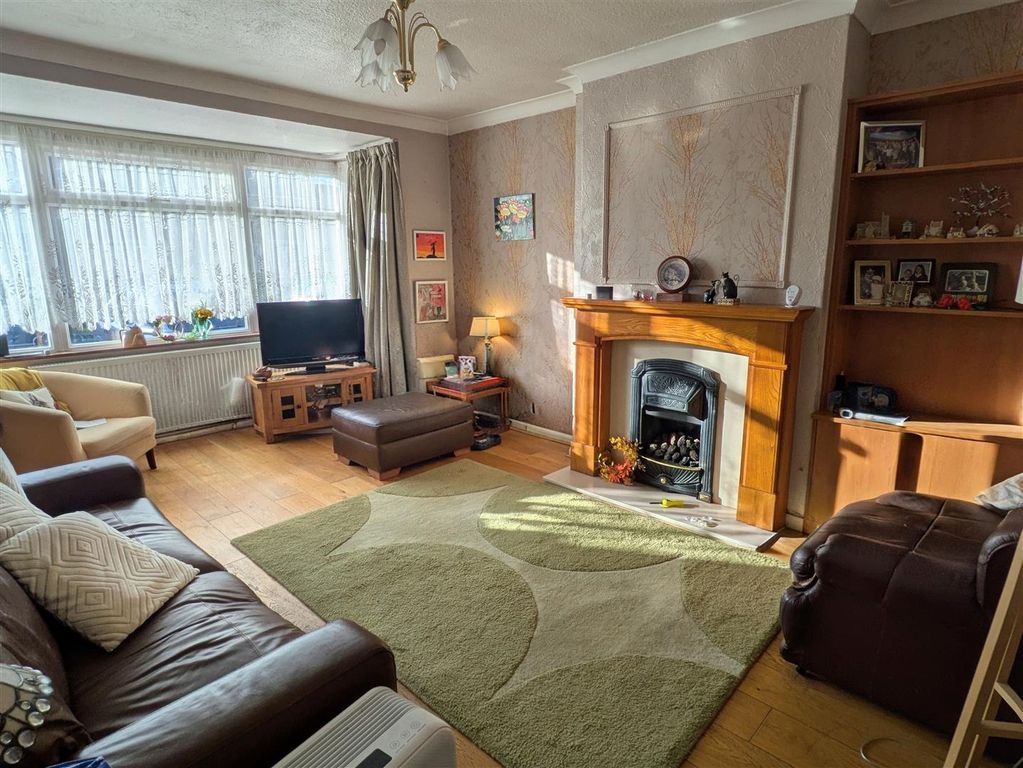 Property photo 3 of 8 Lounge