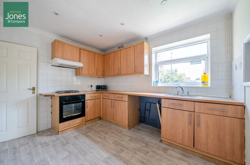 Property photo 3 of 10 Kitchen