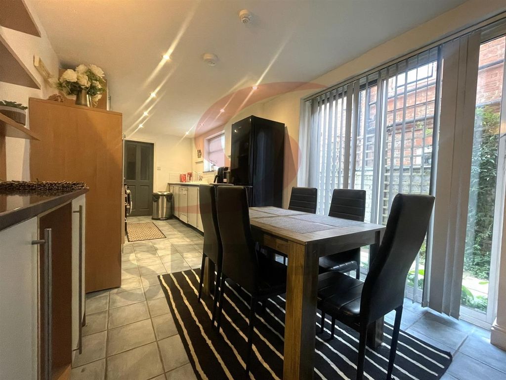 Property photo 3 of 10 Kitchen