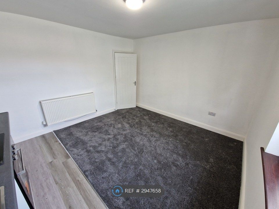 Property photo 2 of 9 Kitchen &amp; Lounge