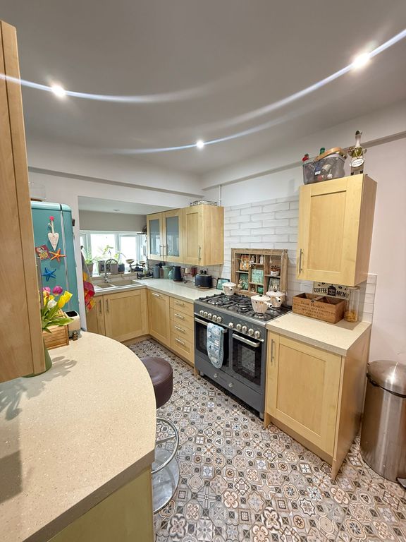 Property photo 3 of 11 Kitchen