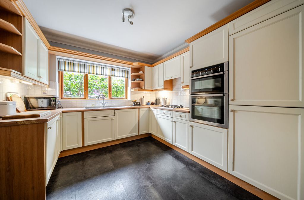 Property photo 2 of 28 Kitchen