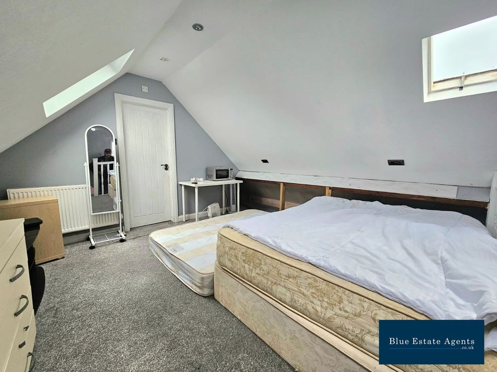 Property photo 1 of 6 Double Bedroom