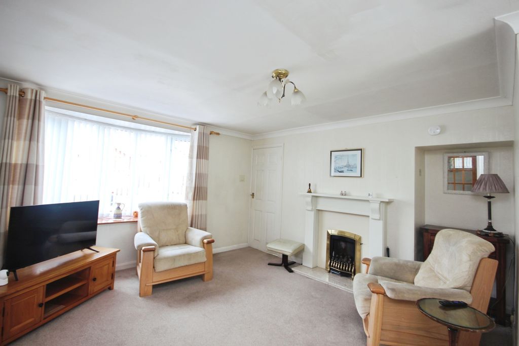Property photo 3 of 14 Lounge