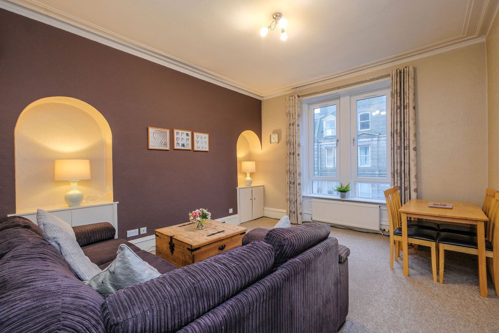 Property photo 3 of 12 Lounge