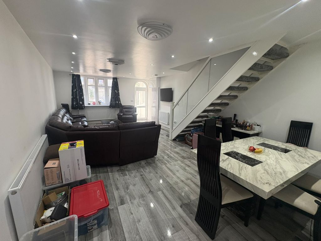 Property photo 3 of 12 Gallery