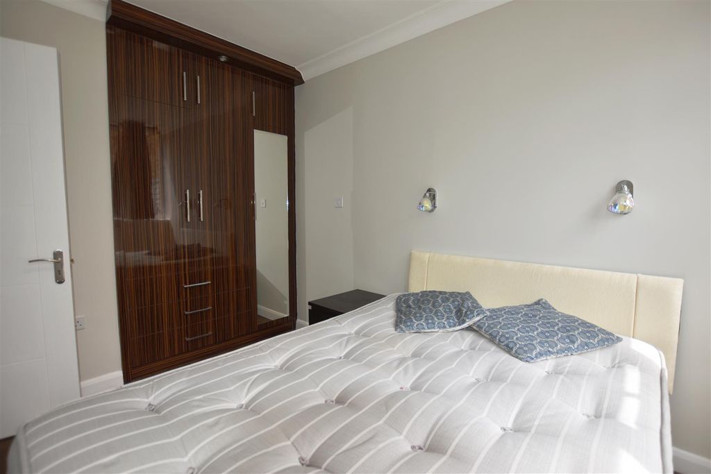 Property photo 3 of 15 Bed 2A.Jpg