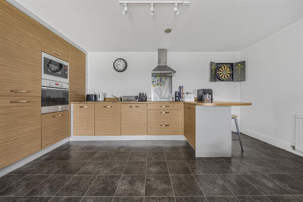 Property photo 3 of 10 199 Burghley Court, Maidenhead, Sl6 1Aw6.Jpg