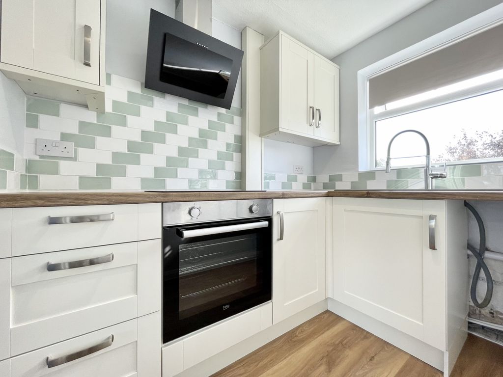 Property photo 2 of 8 Kitchen