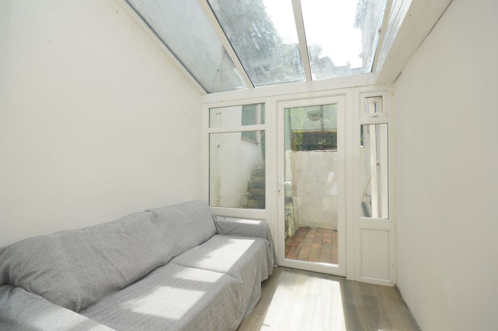 Property photo 2 of 12 Photo 03