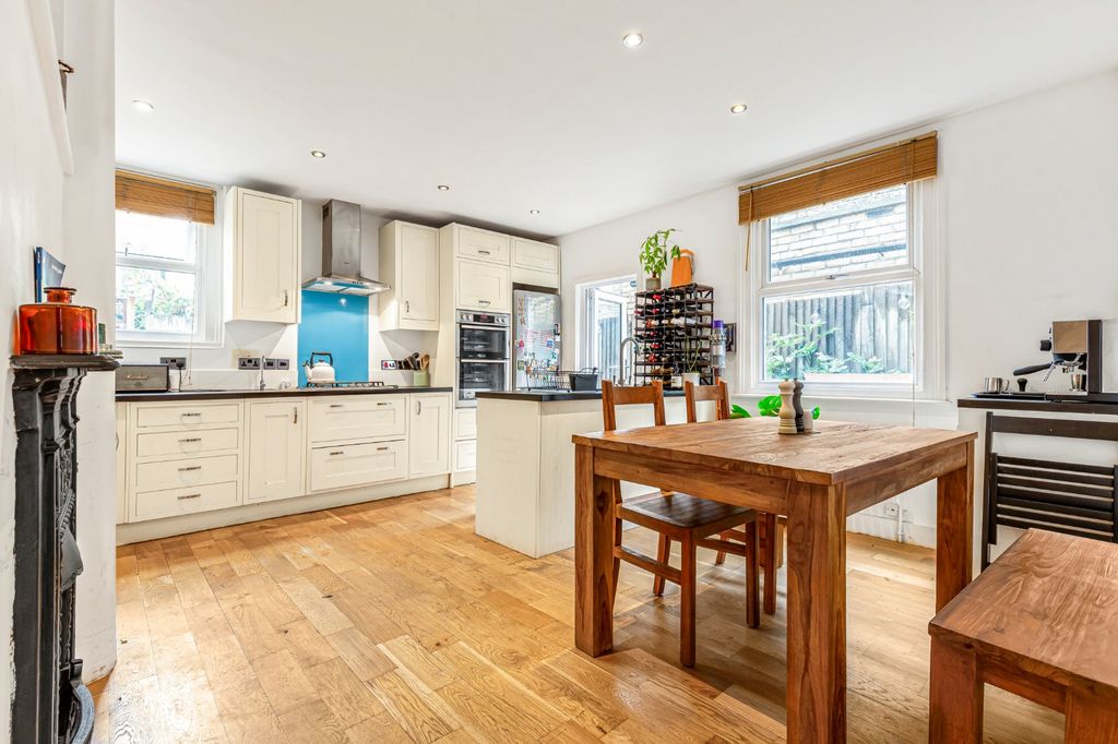 Property photo 3 of 8 Kitchen