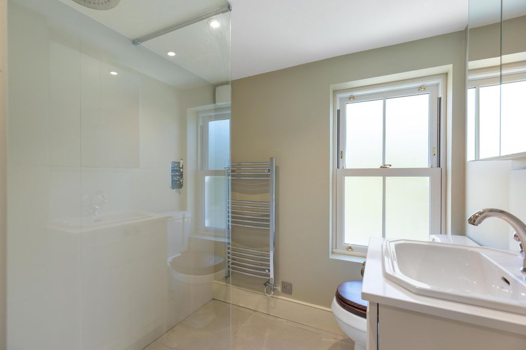 Property photo 2 of 11 Bathroom