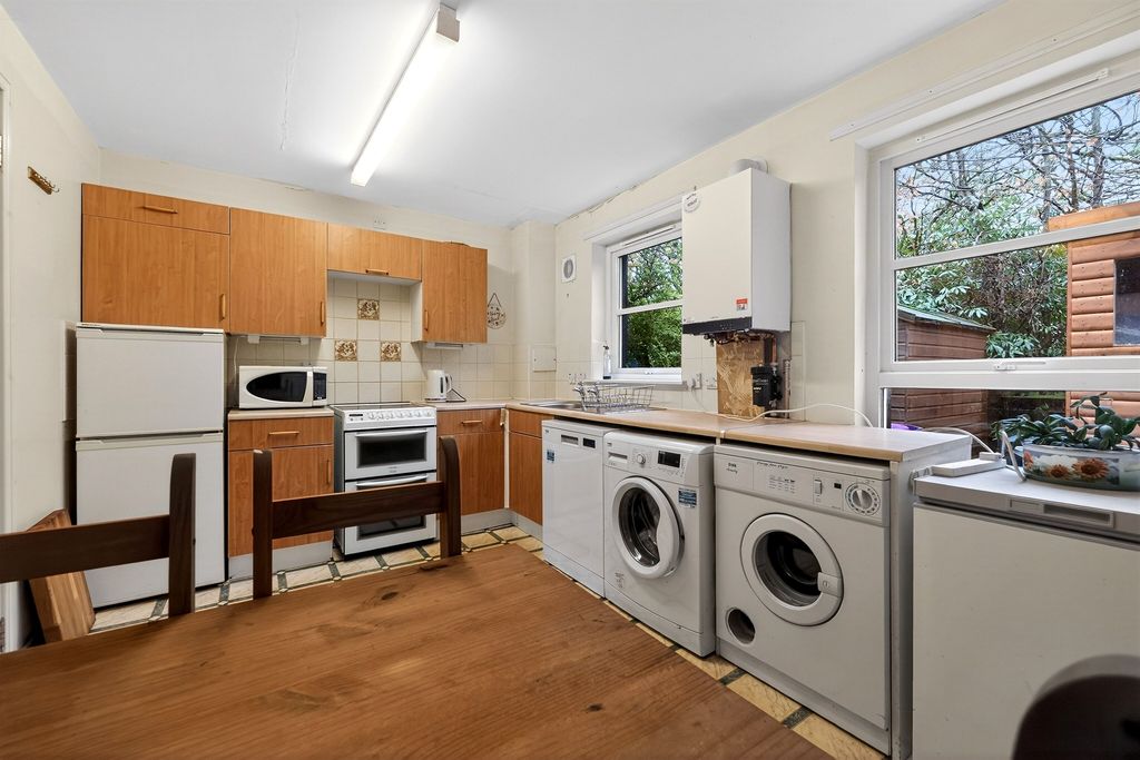 Property photo 2 of 28