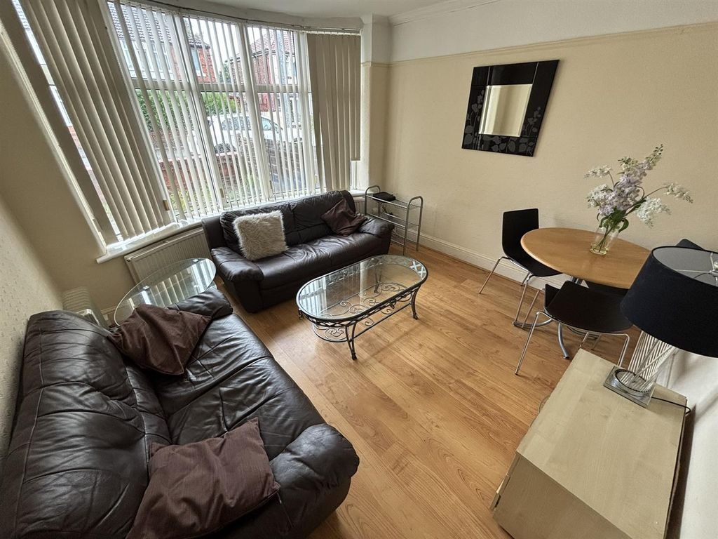 Property photo 3 of 19 Lounge