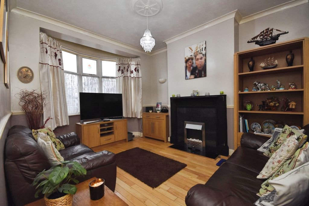 Property photo 2 of 16 Lounge