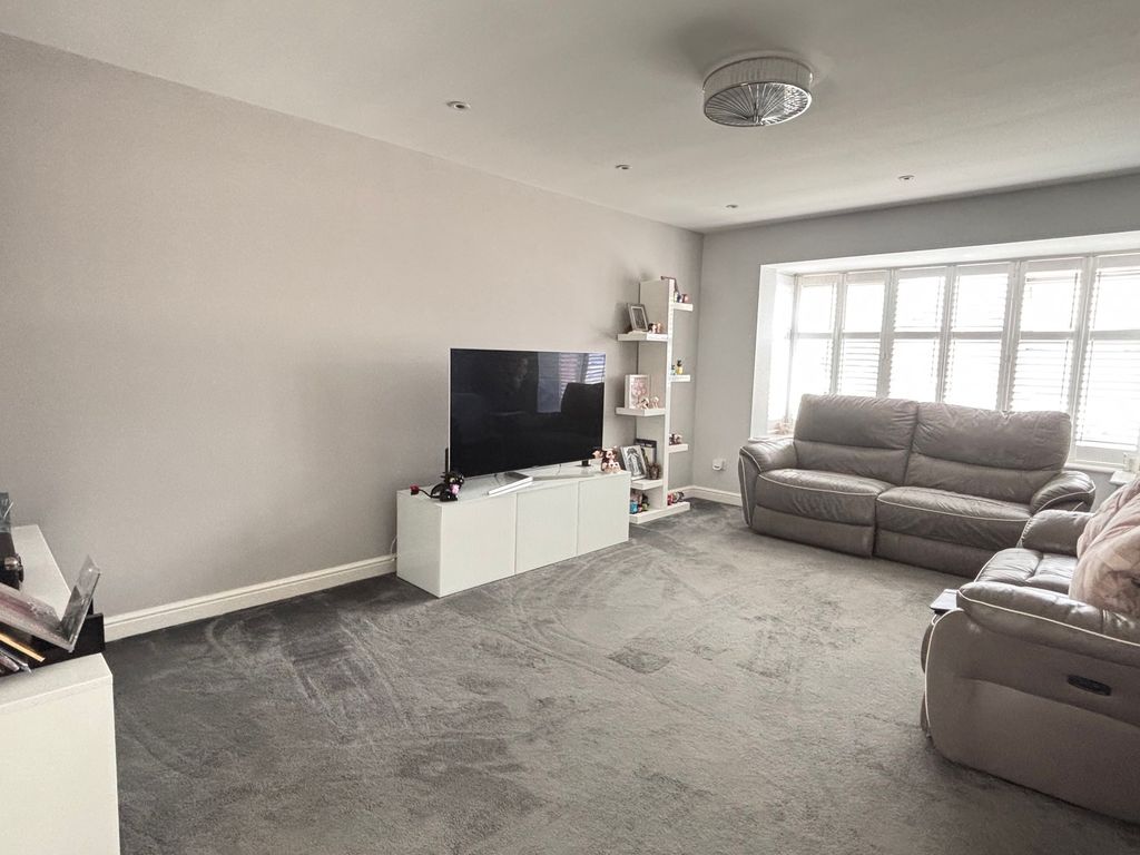 Property photo 2 of 19 Sitting Room