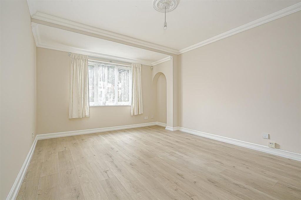 Property photo 3 of 8 Flat-Camilla-Court-Grange-Road-Sutton-107.Jpg